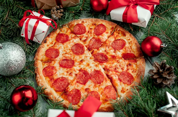 Pizza Pepperoni Dekorowanym Zimowym Tle Świątecznym — Zdjęcie stockowe