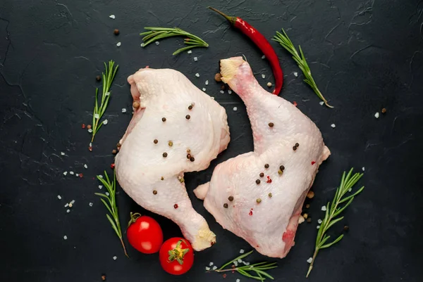 Patas Pollo Crudo Con Especias Sobre Fondo Piedra Negra —  Fotos de Stock