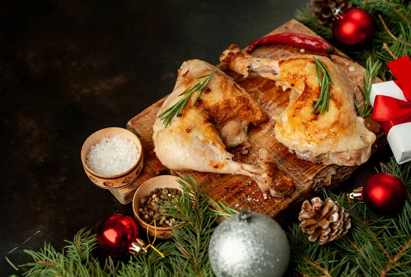 Gebratene Hühnerkeulen Auf Holzbrett Auf Tisch Mit Winterlicher Festdekoration — Stockfoto