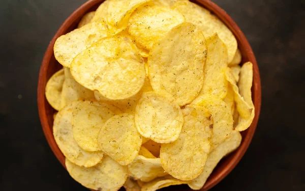 Potato Chips Black Stone Background Junk Food — Stock Photo, Image