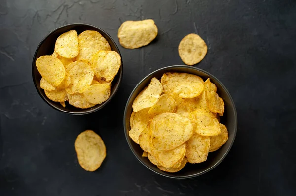 Potato Chips Black Stone Background Junk Food — Stock Photo, Image