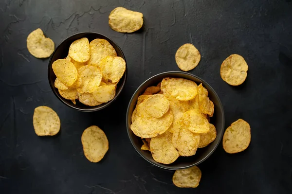 Patatas Fritas Sobre Fondo Piedra Negra Comida Chatarra — Foto de Stock