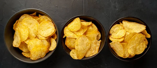 Patatas Fritas Sobre Fondo Piedra Negra Comida Chatarra — Foto de Stock