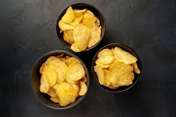 Patatas Fritas Sobre Fondo Piedra Negra Comida Chatarra — Foto de Stock