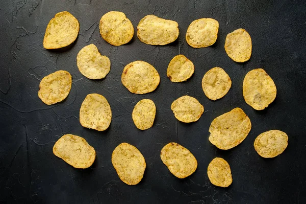Potato Chips Scattered Black Background — Stock Photo, Image