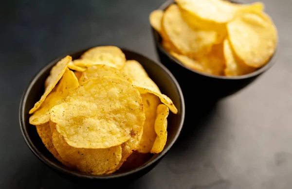 Croustilles Pommes Terre Sur Fond Pierre Noire Malbouffe — Photo