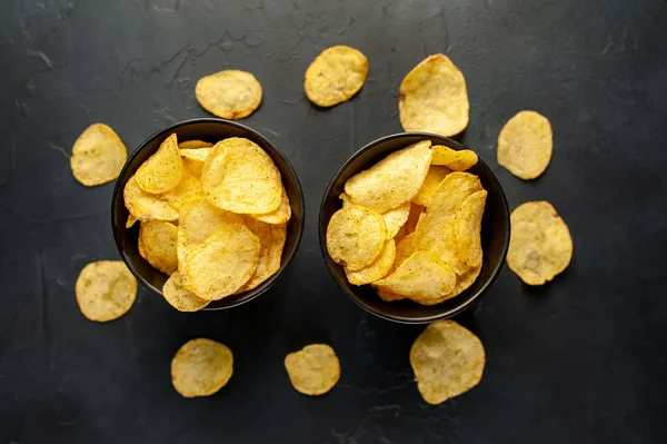 Patatas Fritas Sobre Fondo Piedra Negra Comida Chatarra — Foto de Stock