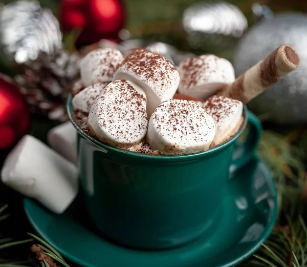 Праздничный Какао Напиток Зефиром Декоративном Фоне Зимних Каникул — стоковое фото