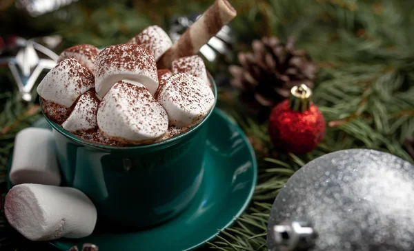 Bebida Caliente Cacao Con Malvaviscos Galletas Retorcidas Sobre Fondo Festivo — Foto de Stock