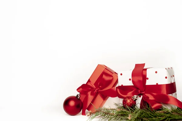 白い背景に隔離された冬の装飾と点在し 赤の贈り物 — ストック写真