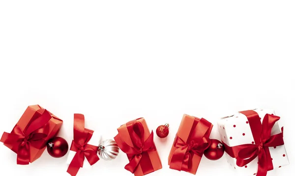Праздничная Зимняя Граница Красных Подарков Мячей — стоковое фото