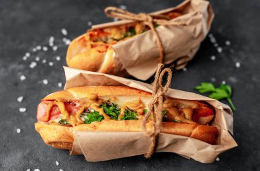 Granit masada servis edilen sosisliler.