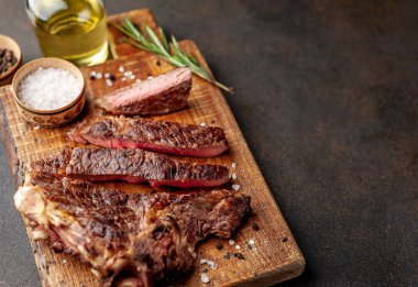 Tahtada ızgara baharatlı domuz eti. 