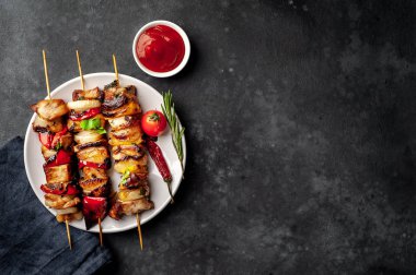 Barbekü soslu ızgara şiş kebap.