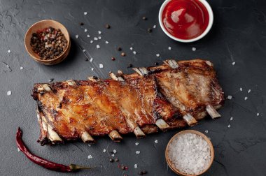 Granit masada domuz pirzolası ve baharat ve bbq sosu.