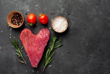 Baharatlı ve domatesli çiğ et kalbi. Sevgililer Günü konsepti.