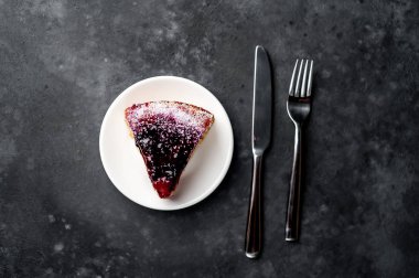 Çatal ve bıçakla servis edilen sünger keki.