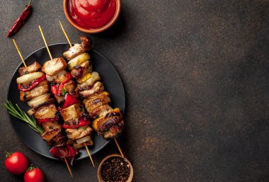 Barbekü soslu ızgara şiş kebap.