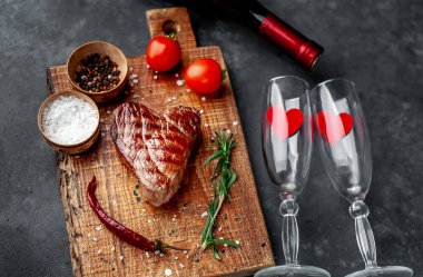 Sevgililer Günü için ızgara et ve alkol..