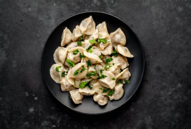 Siyah tabakta lezzetli börekler.