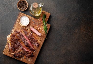 Tahtada ızgara baharatlı domuz eti. 