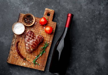 Domates, baharat ve şarapla ızgara domuz eti. Sevgililer Günü konsepti.