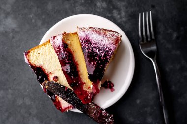 Tabakta çatalla servis edilen dilimlenmiş sünger keki.