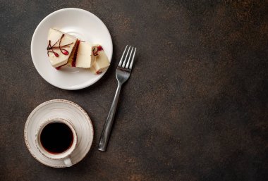 Kahve ile servis edilen jöleli lezzetli peynirli kek.