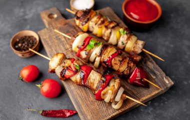 Barbekü soslu ızgara şiş.