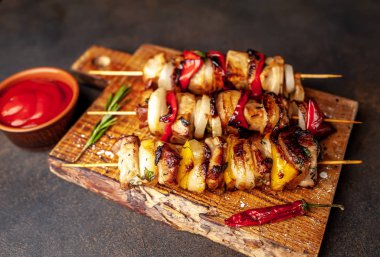 Barbekü soslu ızgara şiş.