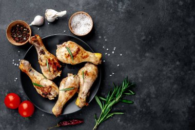 Domates ve baharatla servis edilen kızarmış tavuk budu.