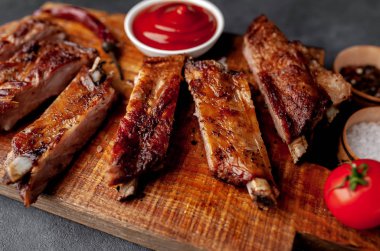 bbq soslu ızgara domuz pirzolası.