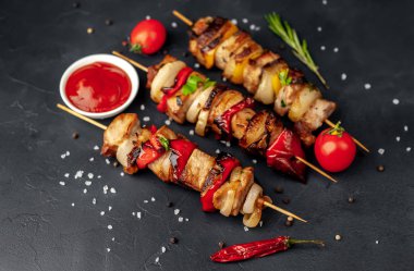 Barbekü soslu ızgara şiş.