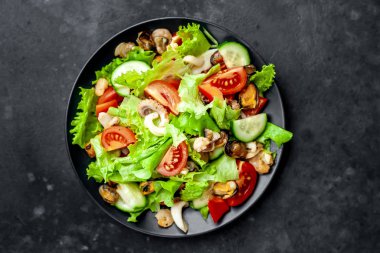 Sebzeli ve deniz ürünlü sağlıklı salata.