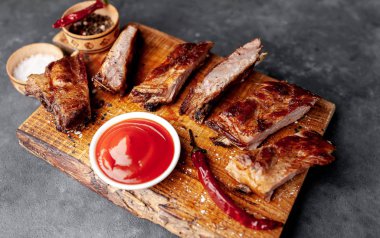 bbq soslu ızgara domuz pirzolası.