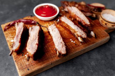 bbq soslu ızgara domuz pirzolası.