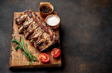 Tahtada ızgara domuz pirzolası.