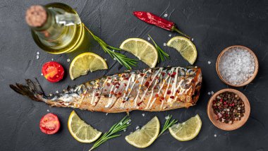 Limonlu fırında uskumru, domates ve biberiye.