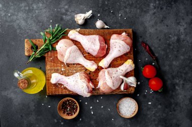 Baharatlı, sebzeli, yağlı, çiğ tavuk budu.