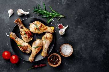 Domates ve baharatla servis edilen kızarmış tavuk budu.