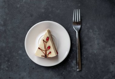 Çatallı, jöleli, lezzetli peynirli kek.