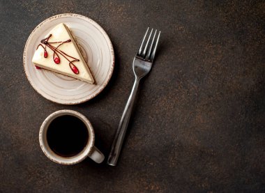 Kahve ile servis edilen jöleli lezzetli peynirli kek.