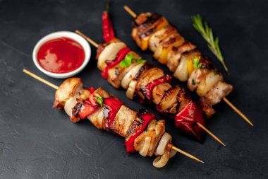 Barbekü soslu ızgara şiş.