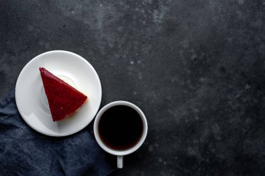 Kahveyle servis edilen meyveli jöleli kek.