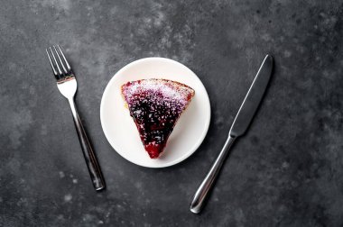 Çatal ve bıçakla servis edilen sünger keki.