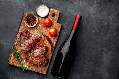 Domates, baharat ve şarapla ızgara domuz eti. Sevgililer Günü konsepti.