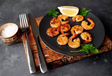 Lezzetli taze karides, çatal bıçakla servis edilen deniz ürünleri..