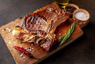 Tahtada ızgara baharatlı domuz eti. 