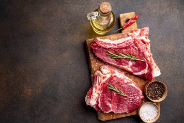 Pişirmek için baharatlı çiğ domuz eti.