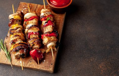 Barbekü soslu ızgara şiş.